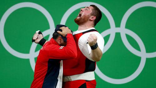 Lasha Talakhadze establece récord mundial ganando el oro en levantamiento de pesas en los más de 105 Kg