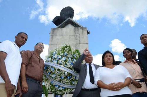 Regidor del BIS lleva ofrenda floral a Plazoleta Peña Gómez