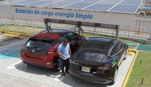Popular ofrece energía limpia gratuita a vehículos híbridos y eléctricos