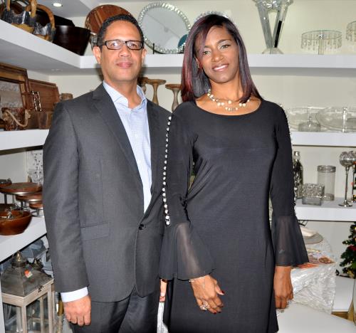 Decoratti ofrece coctel en inauguración de su Showroom