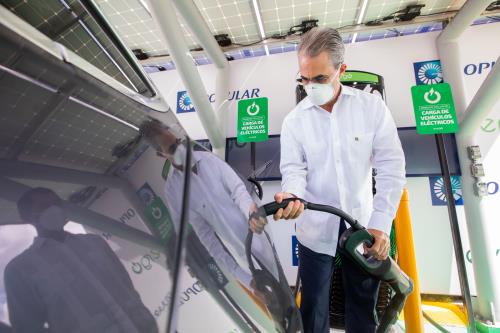Inauguran primera estación de carga Evergo en la Torre Popular