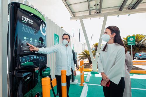 Popular e InterEnergy Group extienden a Santiago estaciones de carga inteligente