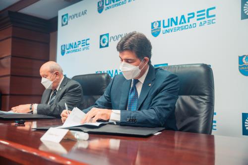 Banco Popular amplía su programa de becas a estudiantes de APEC