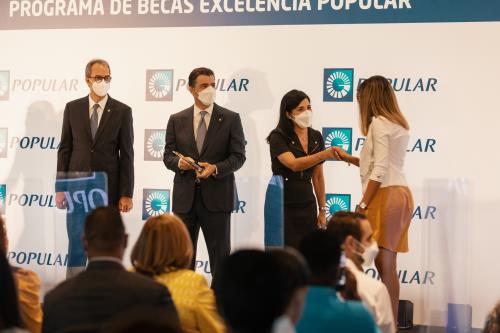 Banco Popular entrega becas a 65 jóvenes meritorios