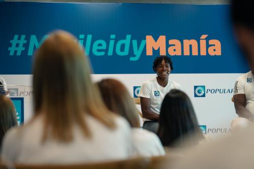 Empleados del Popular animan a Marileidy Paulino de cara al Mundial de Atletismo