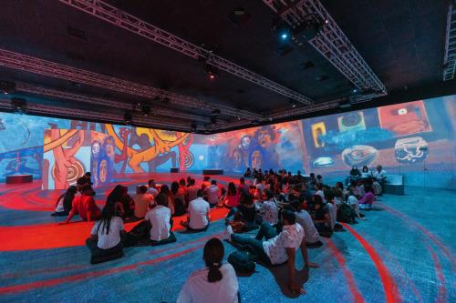 Becados de Excelencia Popular visitan la exposición inmersiva TOVAR