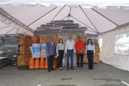 Popular entrega materiales al COE para afectados de Fiona