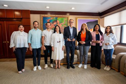 PUCMM reconoce a José Mármol por aportes a la comunicación y reputación corporativas