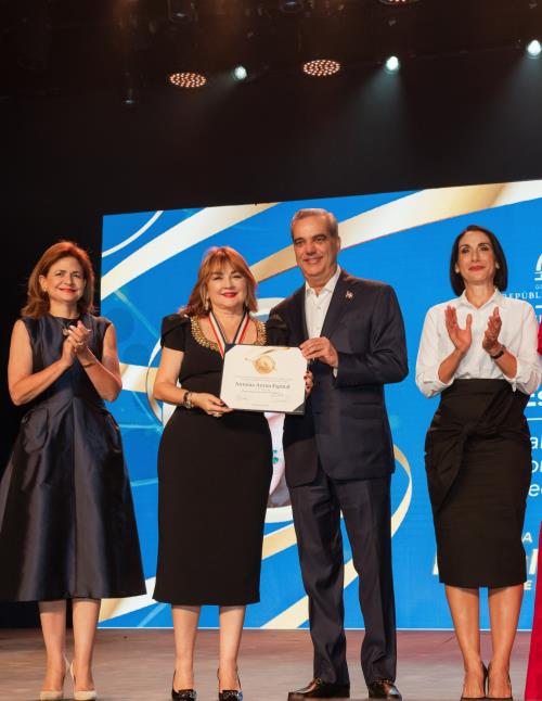 Antonia Antón de Hernández recibe Medalla al Mérito de la Mujer Dominicana