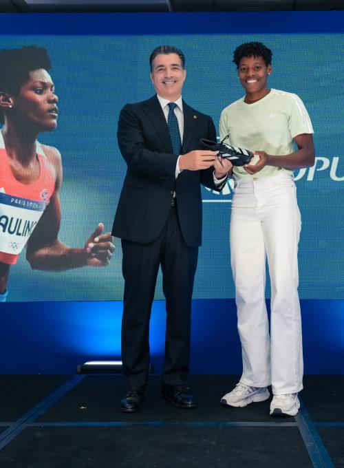 Popular celebra los éxitos deportivos de Marileidy Paulino con empleados y clientes