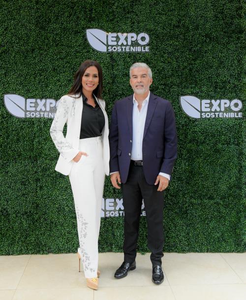 Yermys Peña entrega al ministro Carlos Bonilla Guía de Construcción Sostenible