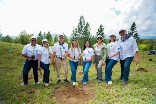 Voluntariado Popular del Banco Popular reforesta junto a periodistas y comunicadores de la Zona Norte