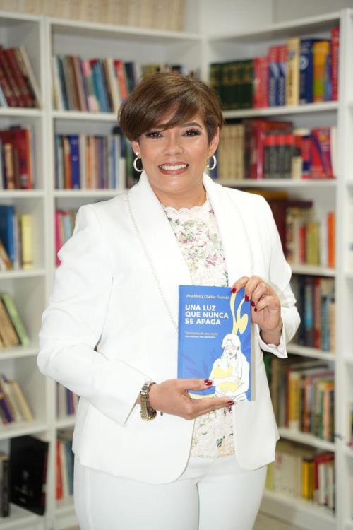 Ana Mercy Otáñez presenta en Nueva York su libro "Una luz que nunca se apaga"
