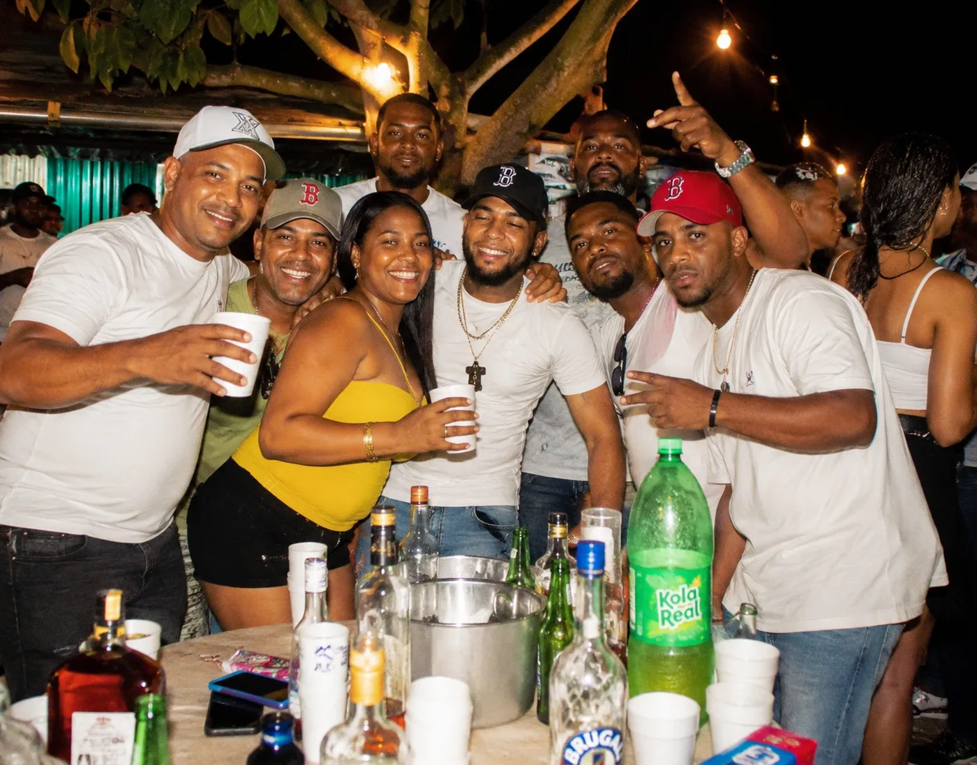 Grupo de dominicanos compartiendo en un ambiente festivo