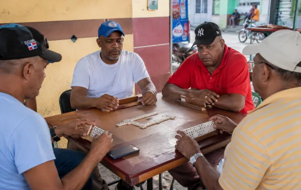 Juego de dominó entre amigos en República Dominicana