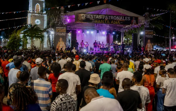 Fiesta patronal dominicana con música y público