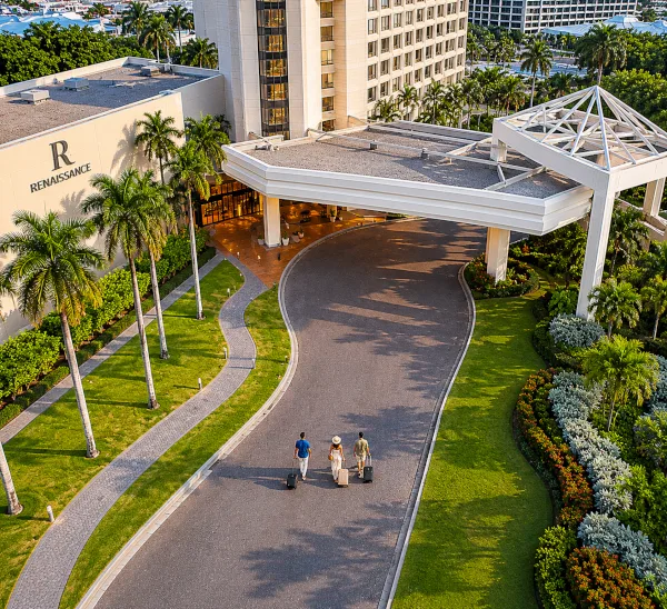 Hotel and seaside boulevard in Santo Domingo as symbols of early urban hospitality