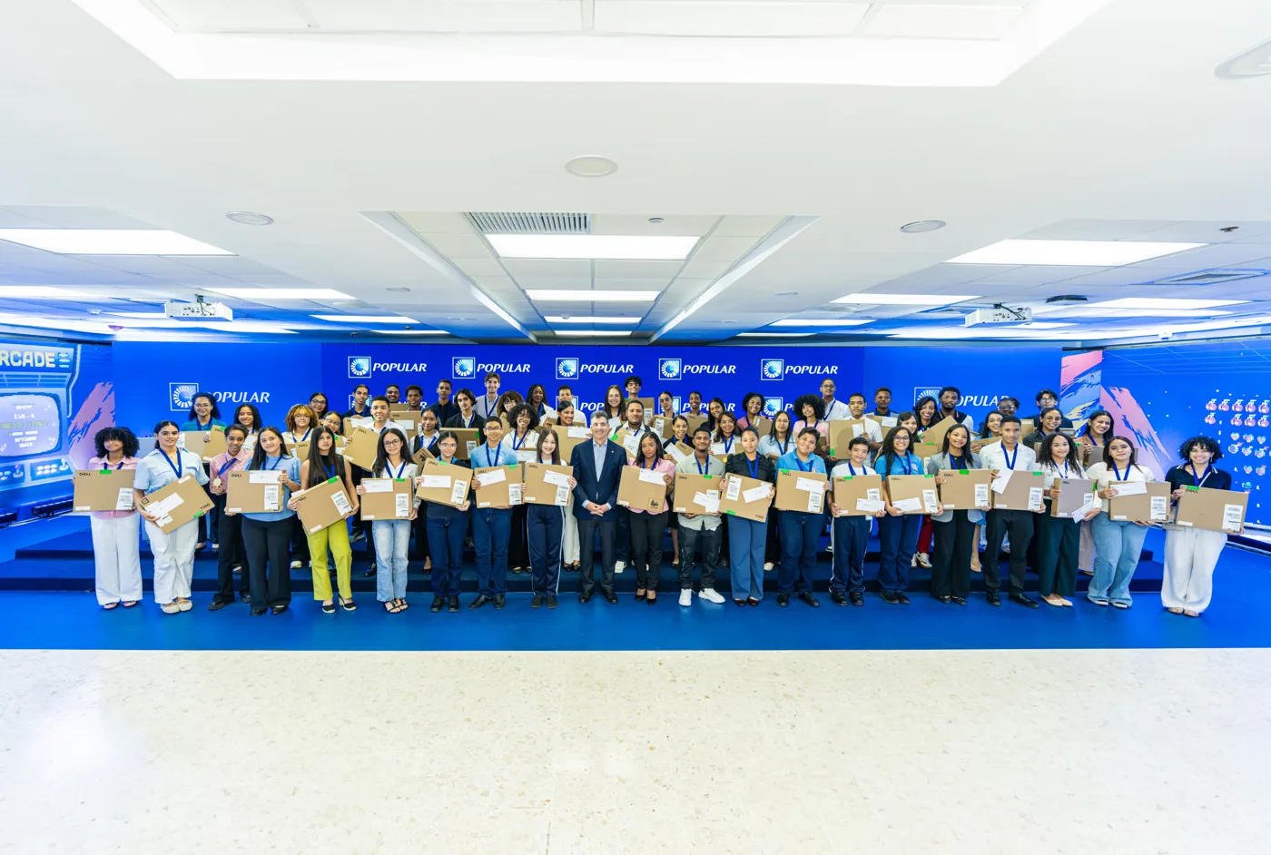 Banco Popular otorga becas a 61 estudiantes meritorios de escasos recursos