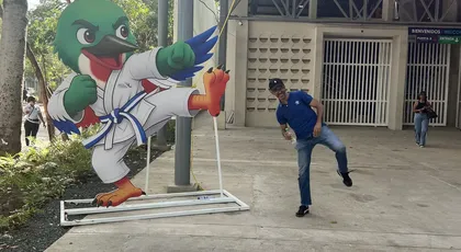 Imitando la pose de la mascota Coli